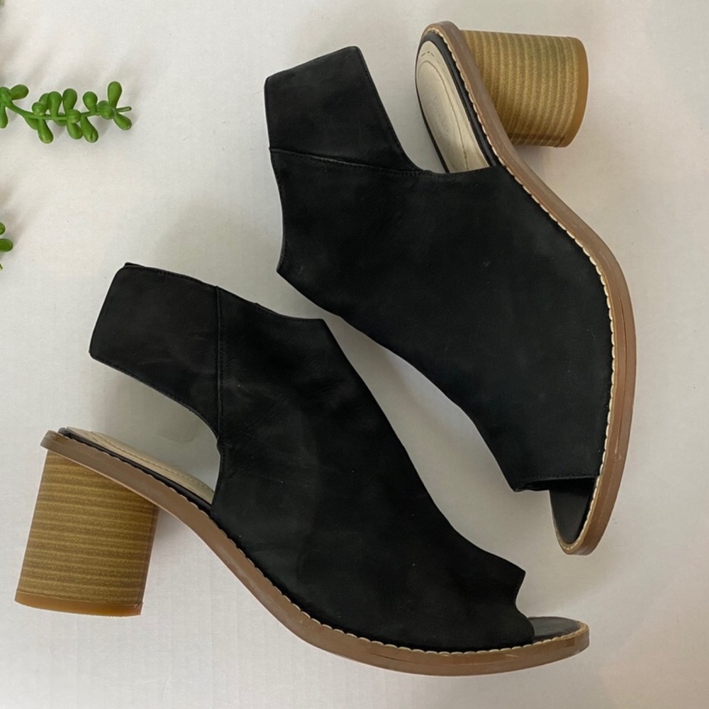 CLARKS•Somerset Glacier Charm Peep Toe Booties 8.5 Black Suede